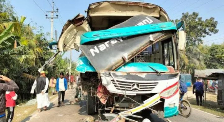 বরিশালে বাস-ট্রাক সংঘর্ষে চালক নিহত , আহত ৭